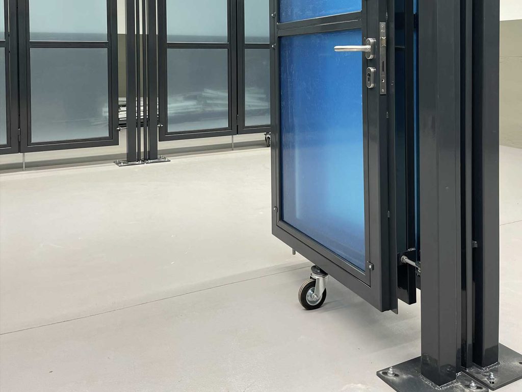 Aufgebaute Batterie-Teststation als Prüfplatz in der Fertigung