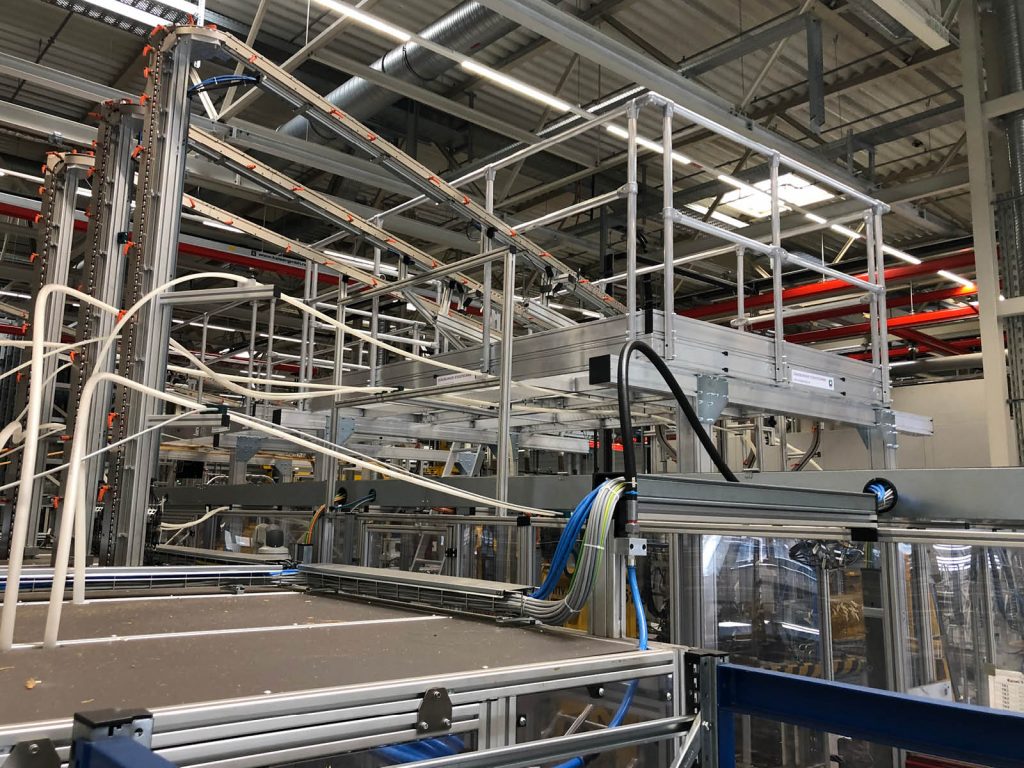 Fertig montierte Arbeitsplattform für den sicheren Zugang zur Anlage im Automobilbetrieb