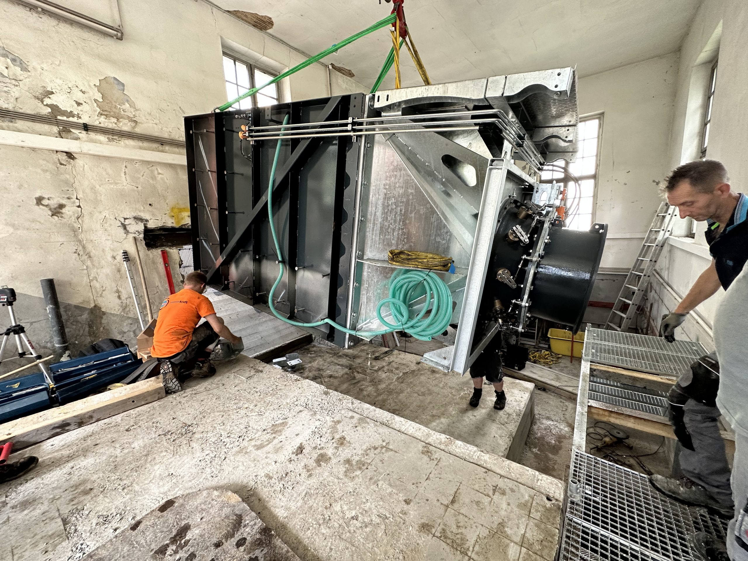 Krananlage bei der Einbringung eines Wasserkraftwerks in ein Bestandsgebäude