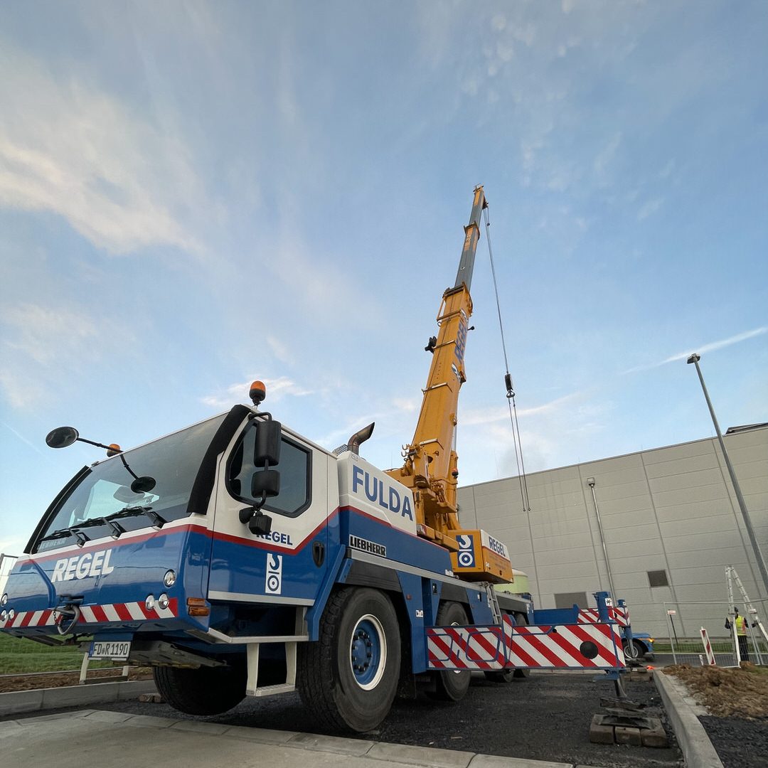 Tank-Anlieferung per Tieflader in Fulda