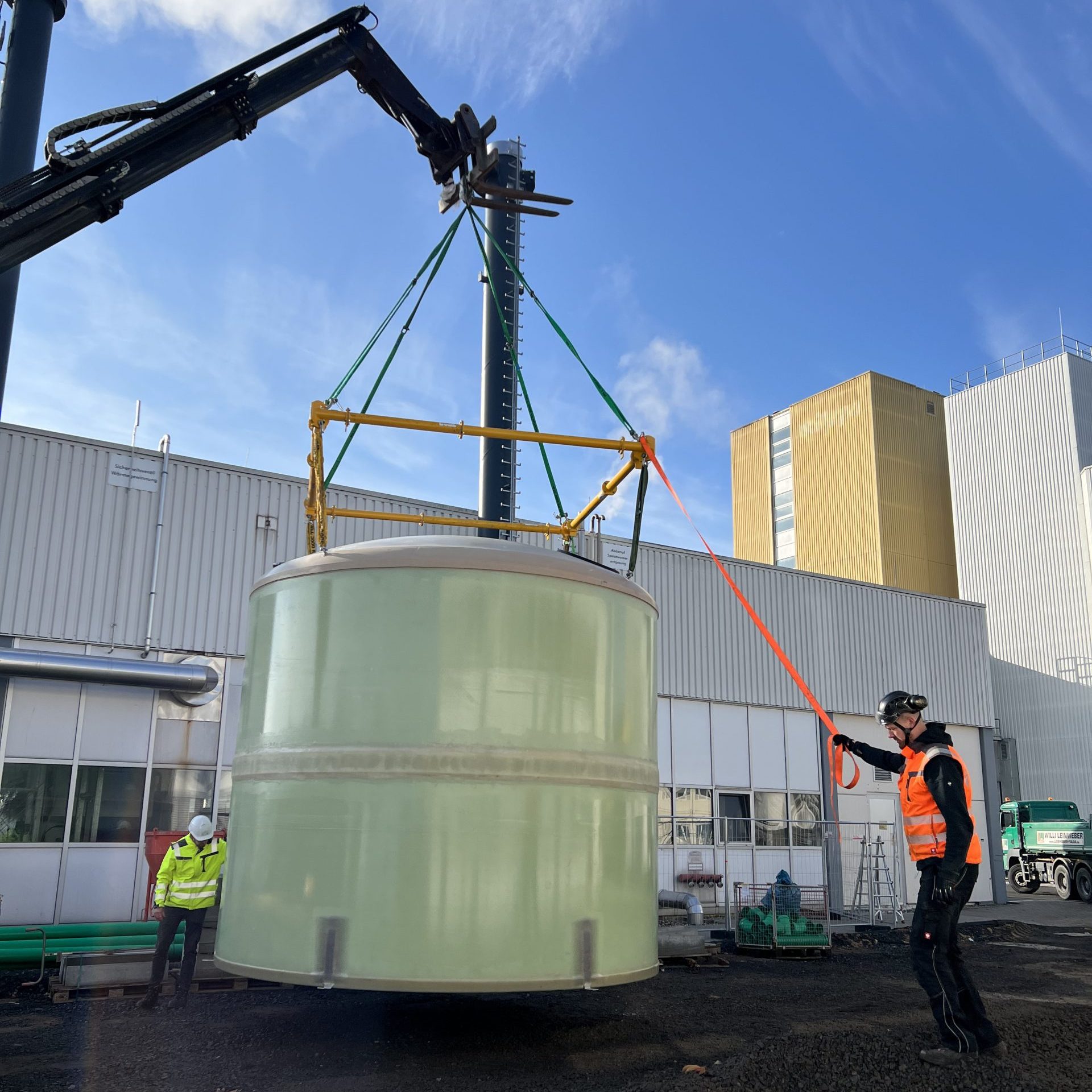 Kranhub eines GfK-Tanks mit Hubtraverse
