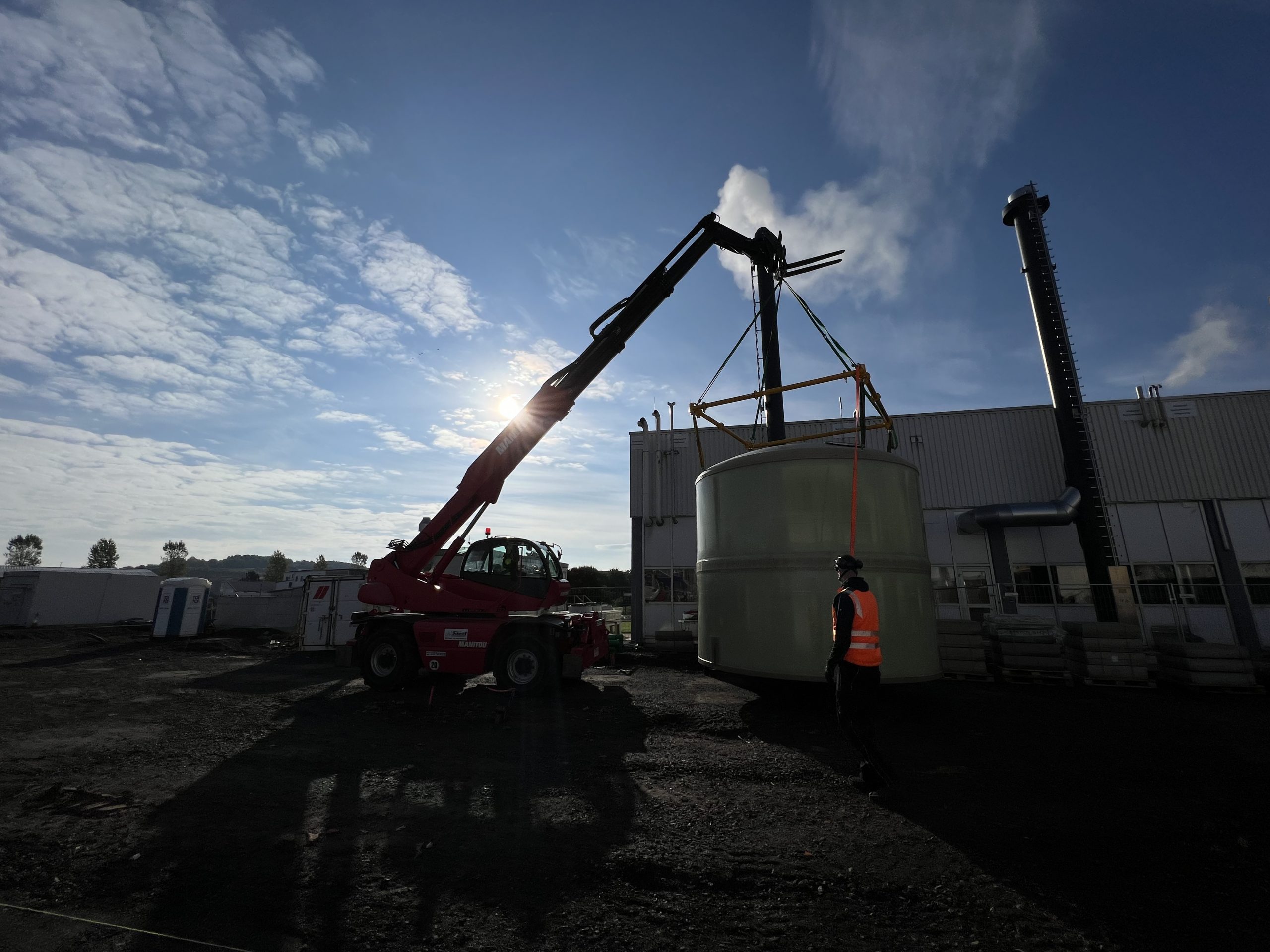 Aufgestellte Edelstahl-Silos in der Produktionshalle eines Lebensmittelherstellers in Fulda