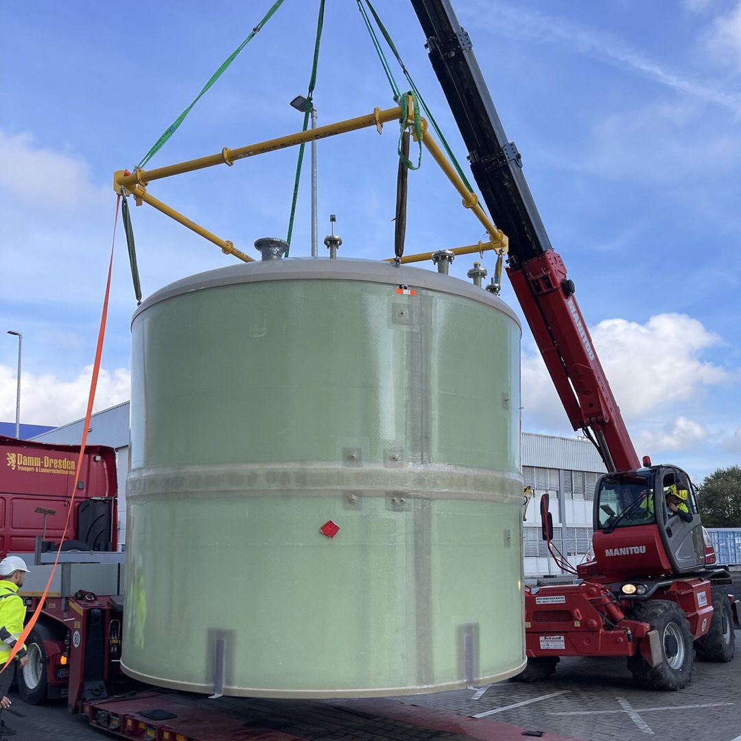 Kranhub eines GfK-Tanks mit Hubtraverse