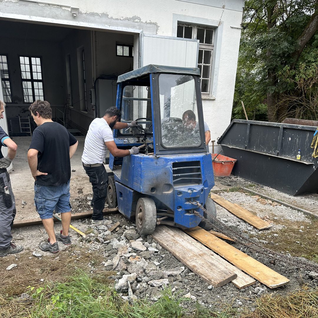 Krananlage bei der Einbringung eines Wasserkraftwerks in ein Bestandsgebäude
