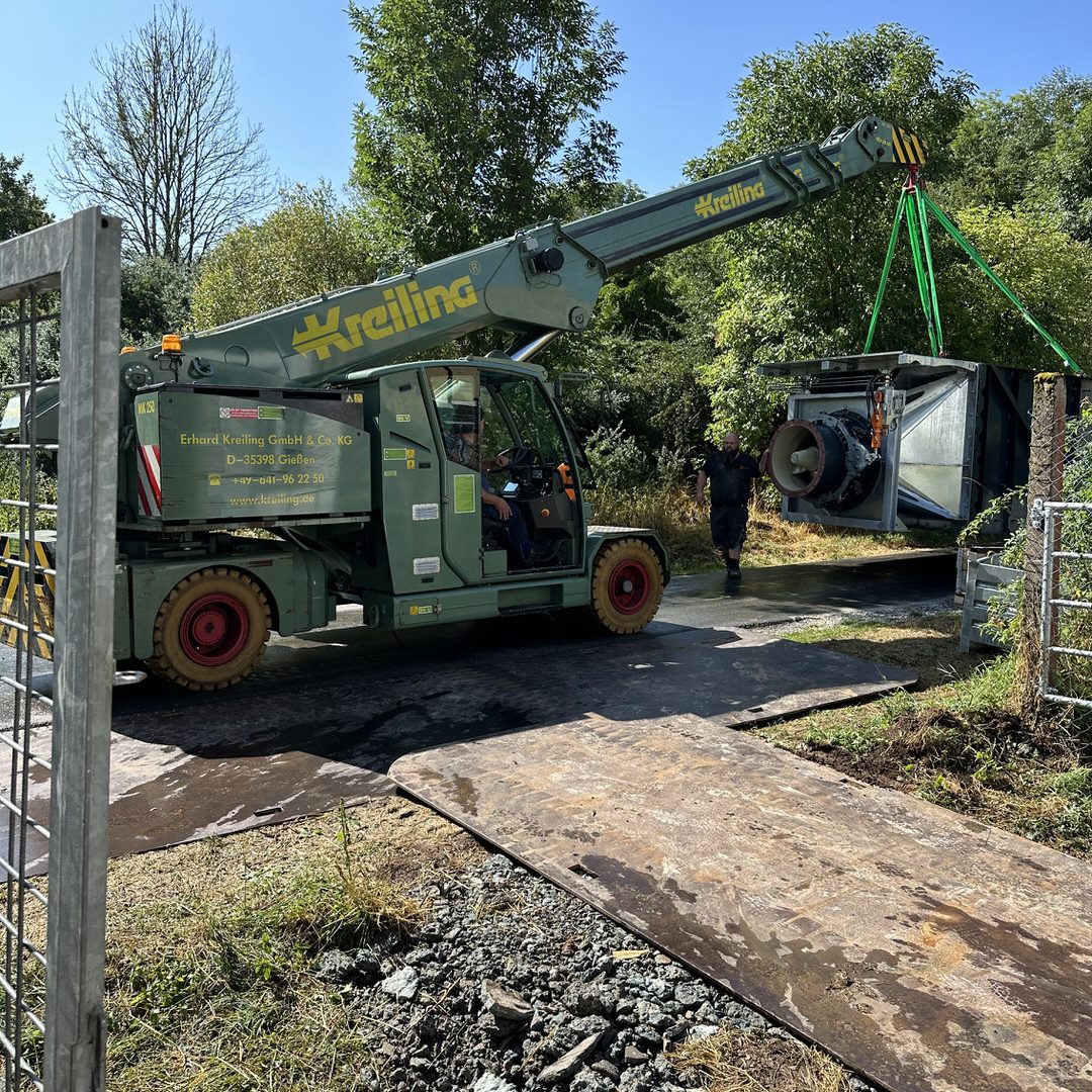 Krananlage bei der Einbringung eines Wasserkraftwerks in ein Bestandsgebäude