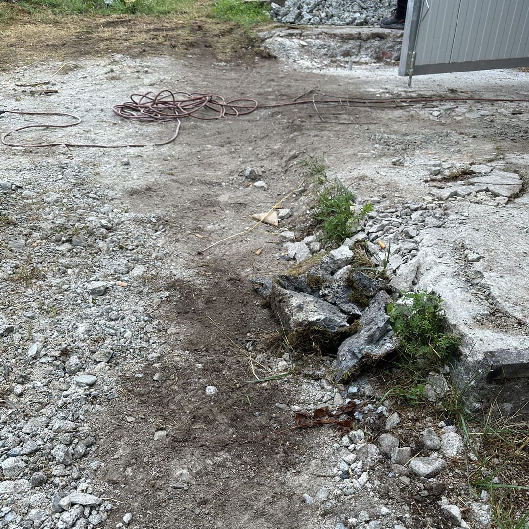 Krananlage bei der Einbringung eines Wasserkraftwerks in ein Bestandsgebäude