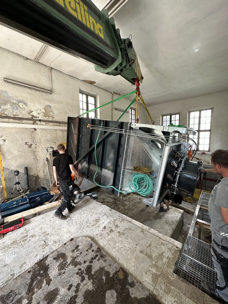 Montage der Stahlkonstruktion im Bestandsgebäude eines Wasserkraftwerks