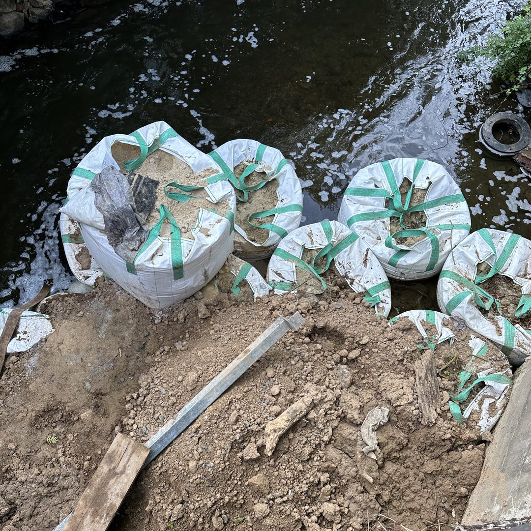 Krananlage bei der Einbringung eines Wasserkraftwerks in ein Bestandsgebäude