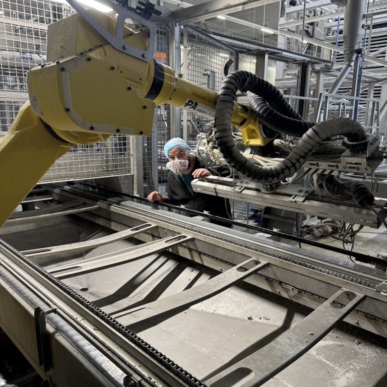 Vorher: Ausgangssituation vor dem Ausbau Prüfung und Abklemmen der Zuleitungen am Roboter