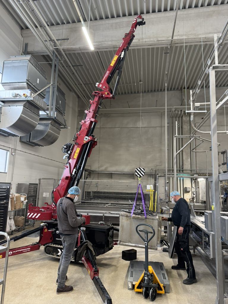 moderne Industriemontage, Krantechnik, enge Platzverhältnisse, Team, präzise Arbeit