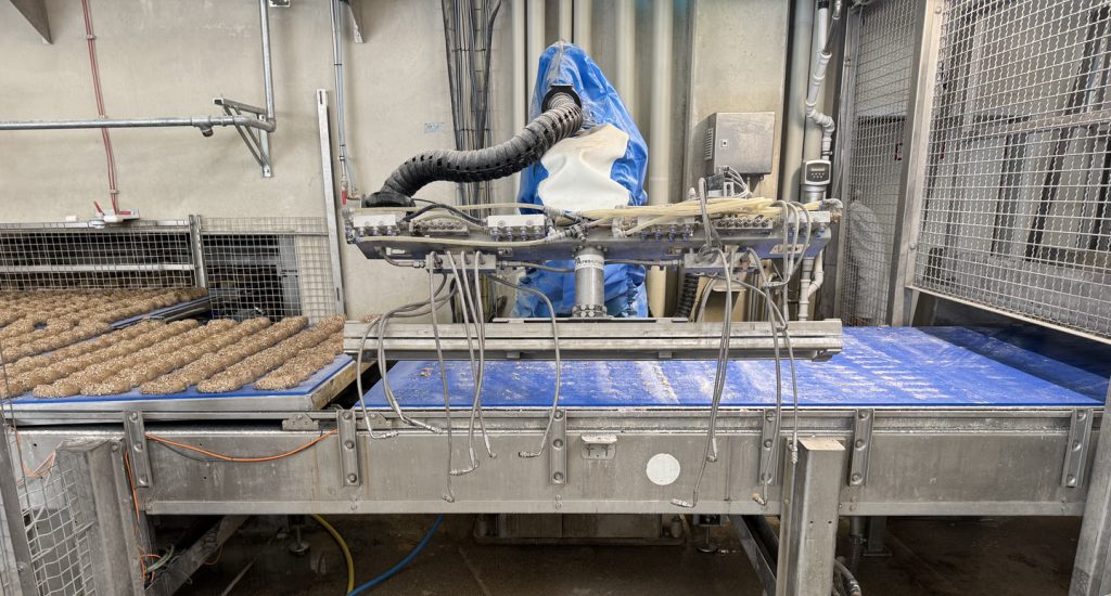 Demontierter Industrieroboter beim Ausbringen aus der Backstube mit dem Minikran