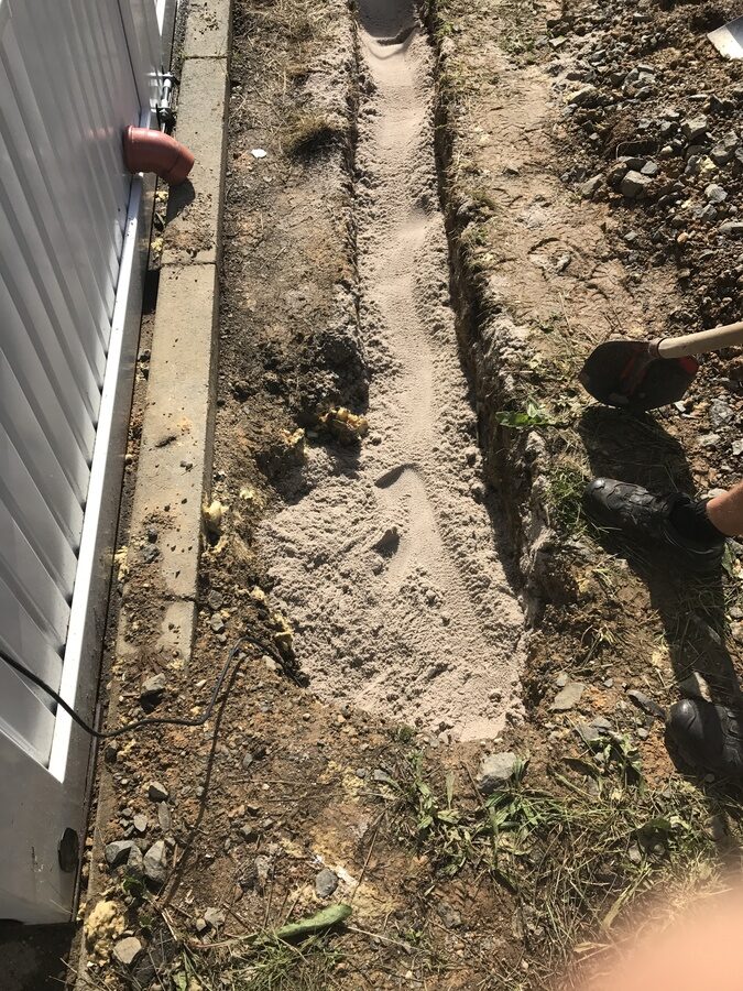 Abwasserrohr im schützenden Sandbett verlegt