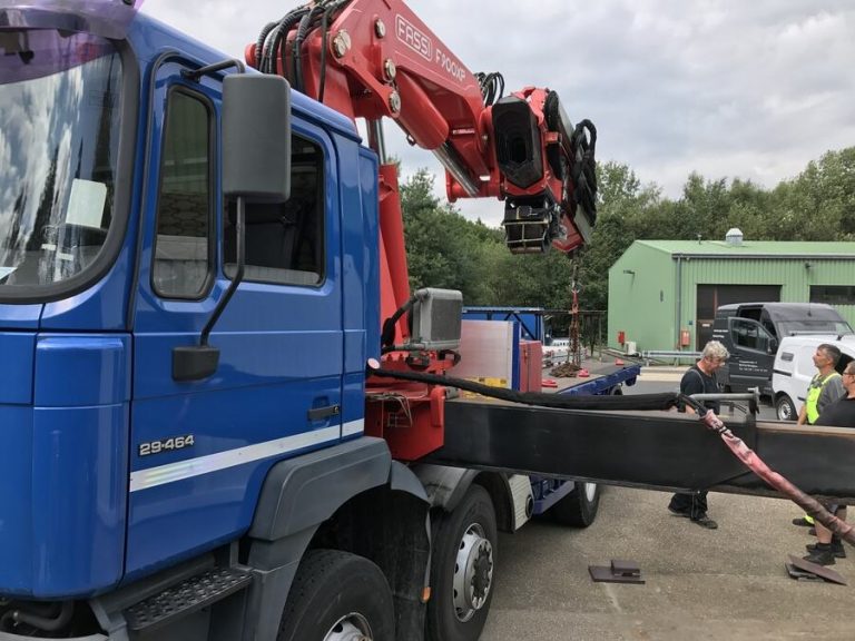 LKW-Ladekran beim Abladen der Container für die Werkschutz-Anlage