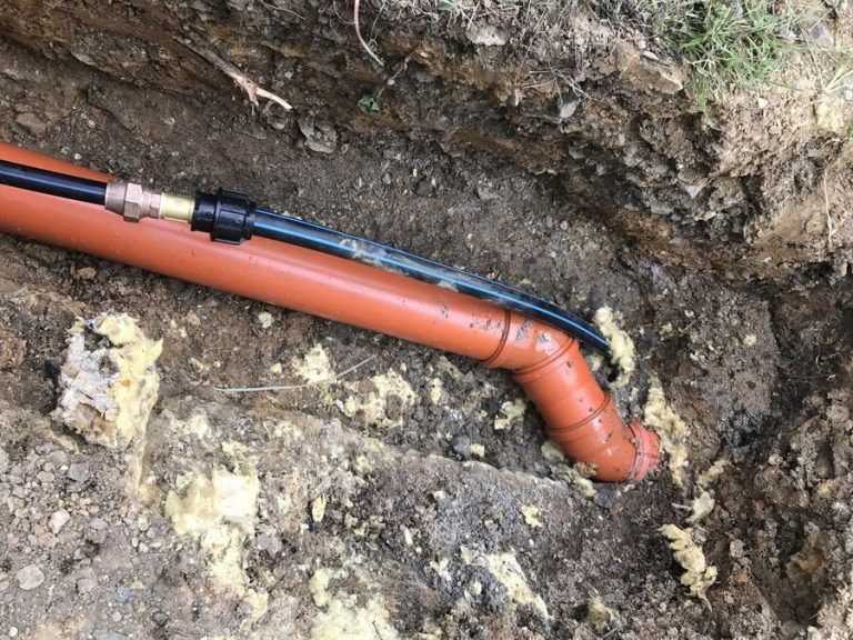 Frischwasserleitung mit Klemmverbinder und Begleitheizung im Graben
