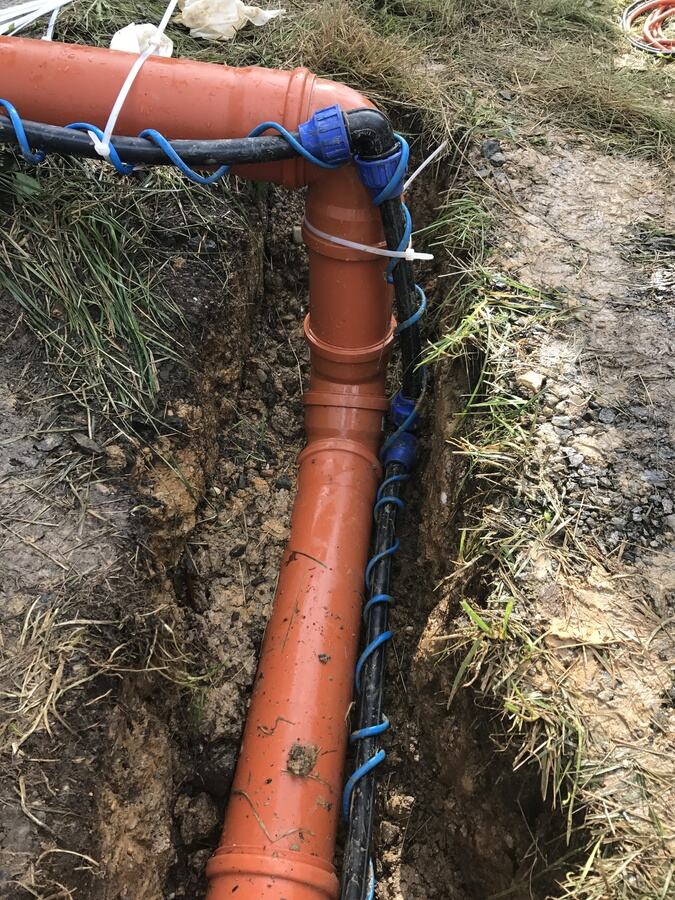 Begleitheizung spiralförmig um die Frischwasserleitung geführt