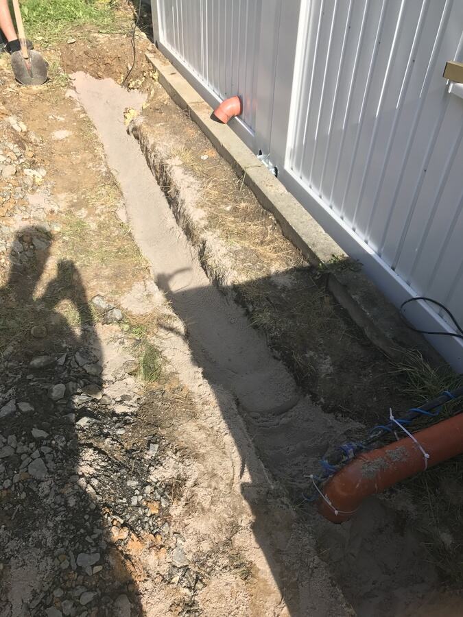 Ausgehobener Leitungsgraben entlang der Containeranlage