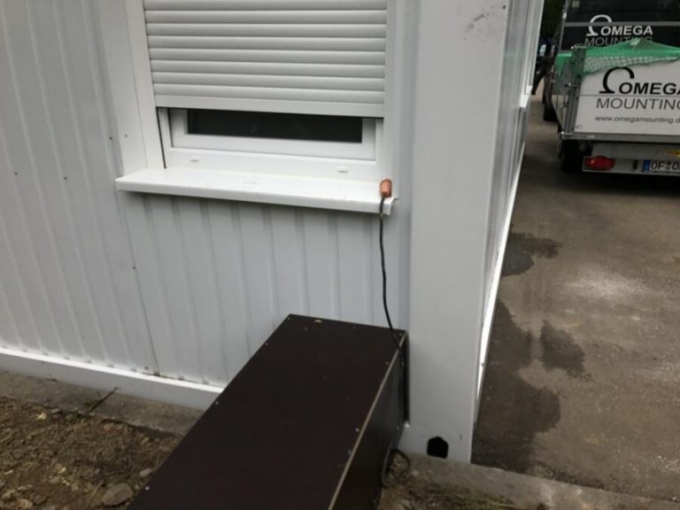 Schutzkasten für die Leitungsdurchführung an der Containerwand