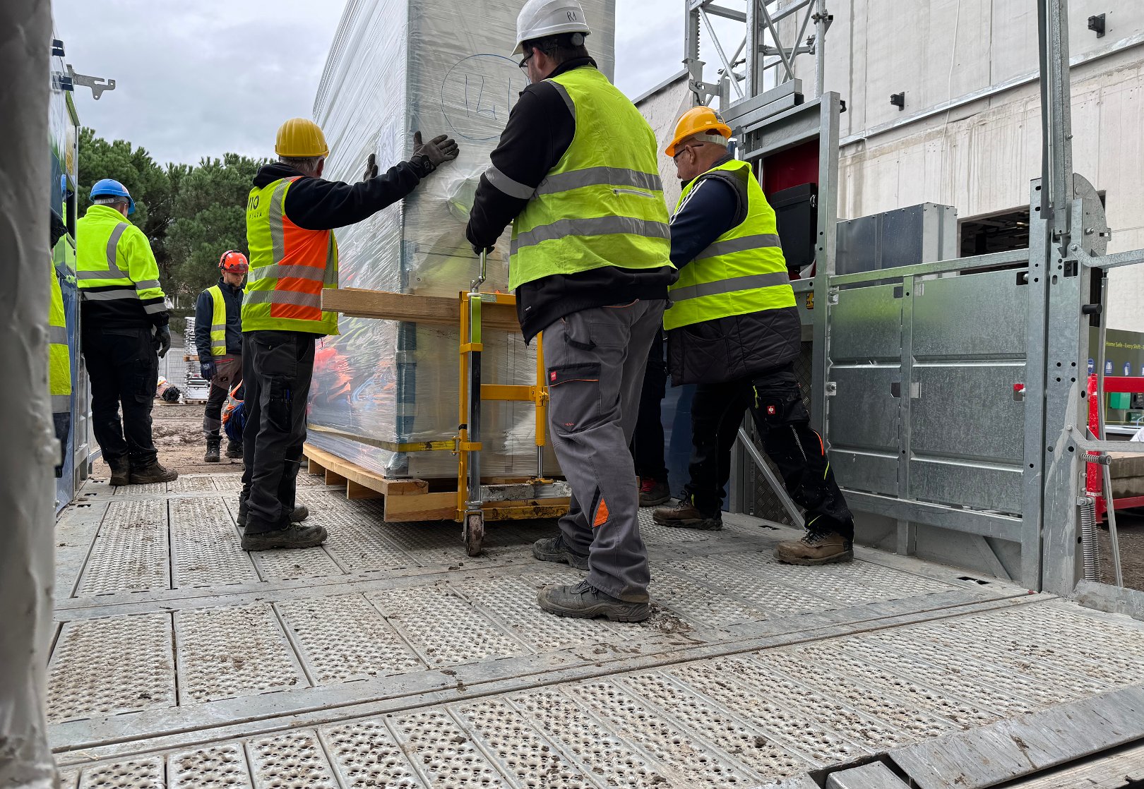 Montageteam von Omega Mounting bringt eine CRAH-Unit ein