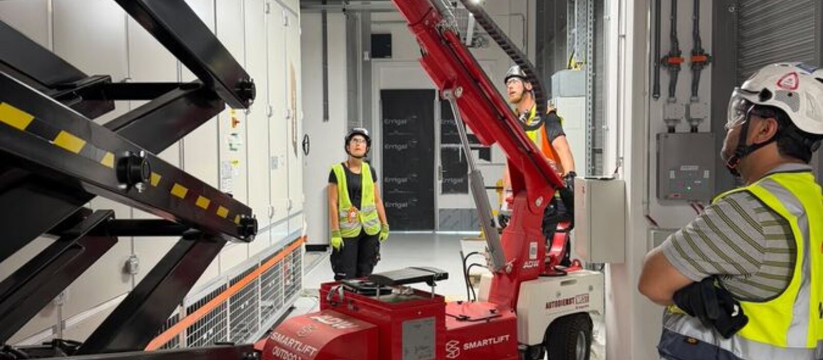 Supervisor und Rigger im abgestimmten Einsatz an der Anlage