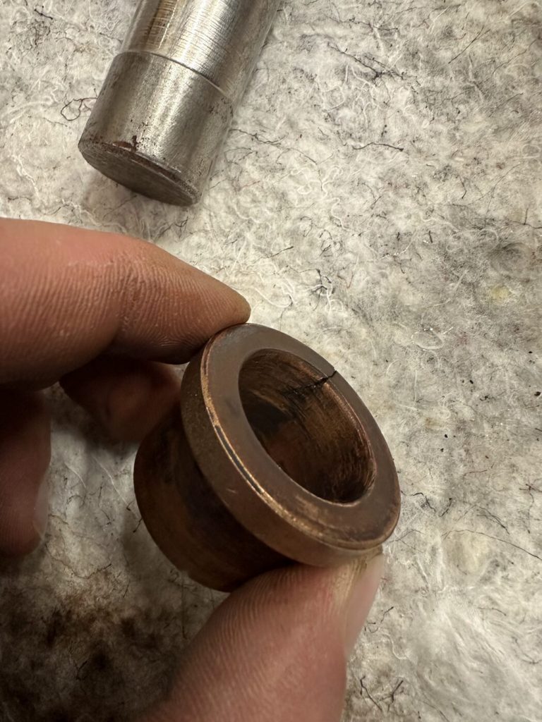 Bronzebuchse aus dem EHB-Gehänge in der Hand des Monteurs
