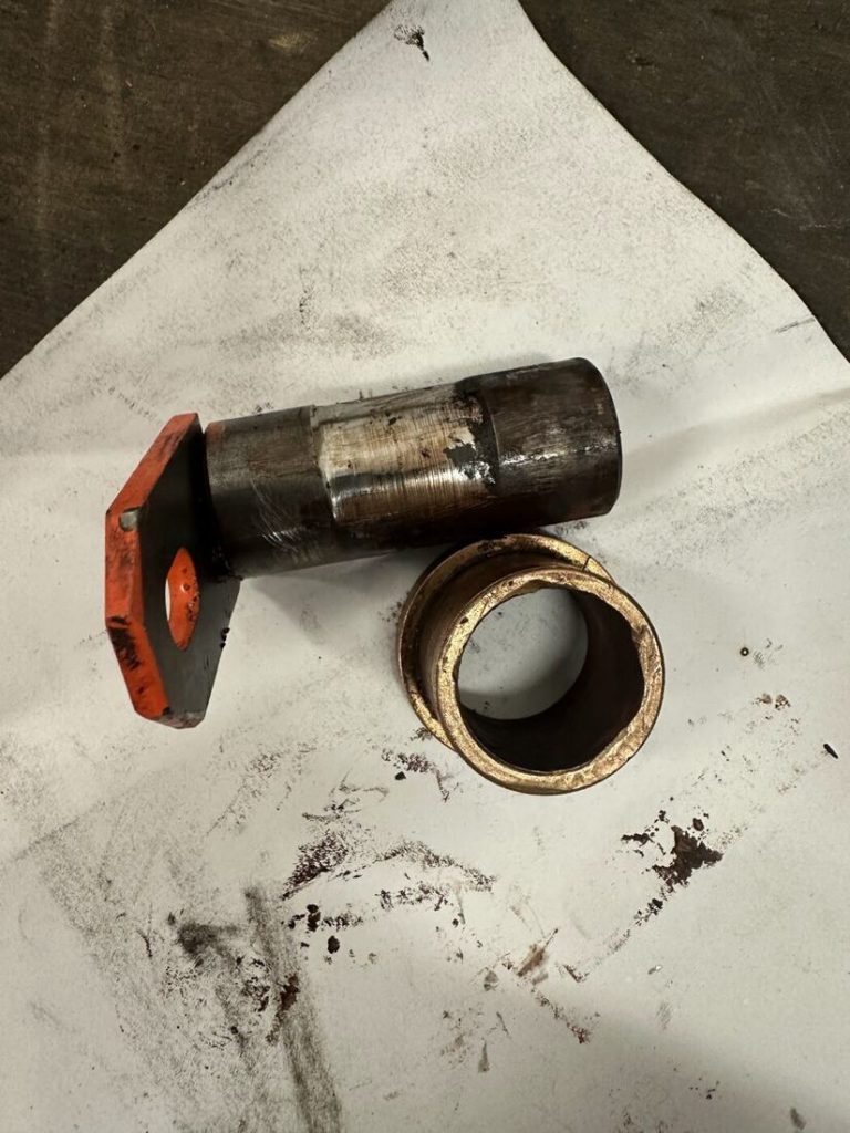 Ausgebauter Bolzen und Bronzebuchse eines EHB-Gehänges