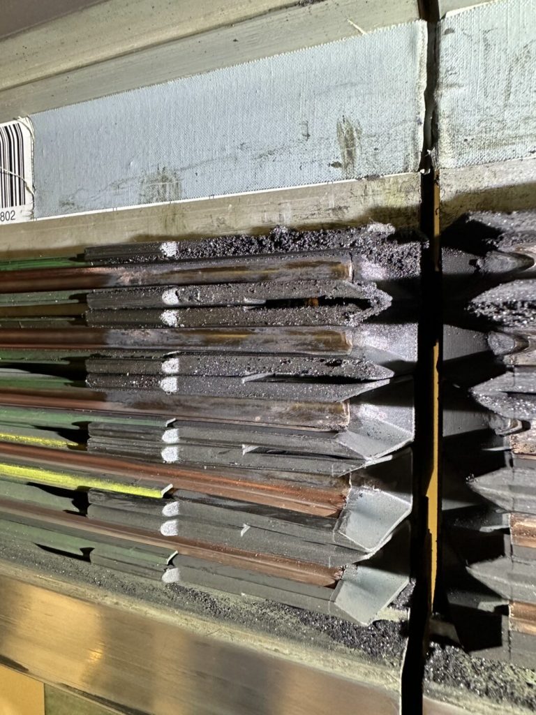 Verklebte Schleifleitung der EHB durch zuckerhaltige Hallenluft