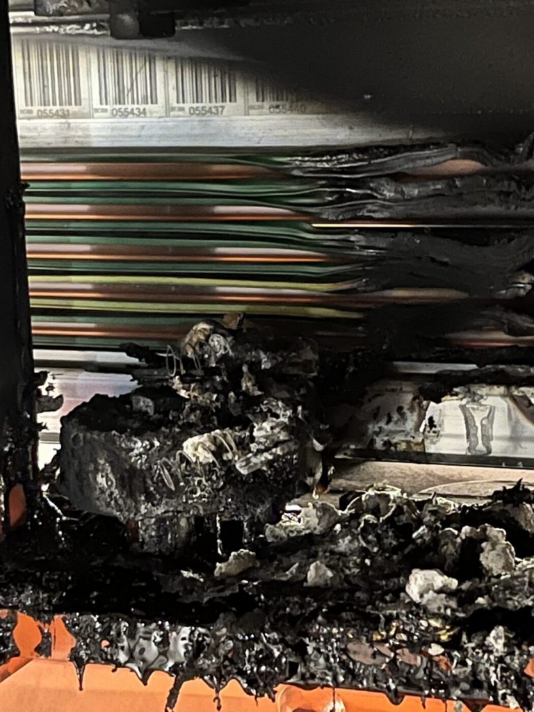 Verkohlte Rückstände nach einem Kontaktbrand in der Schleifleitung