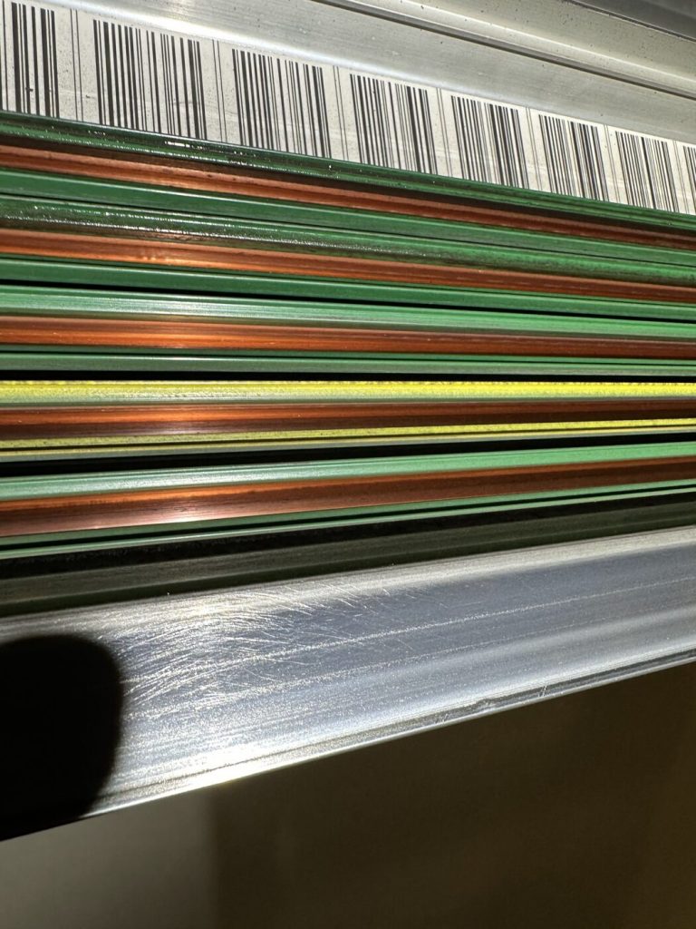 Gereinigte Schleifleitung mit blanken Kontaktbahnen