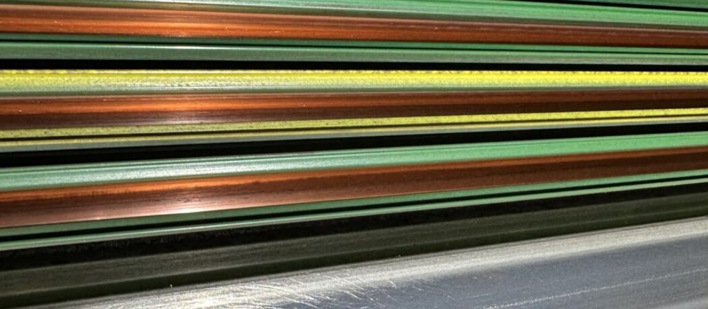 Gereinigte Schleifleitung mit blanken Kontaktbahnen