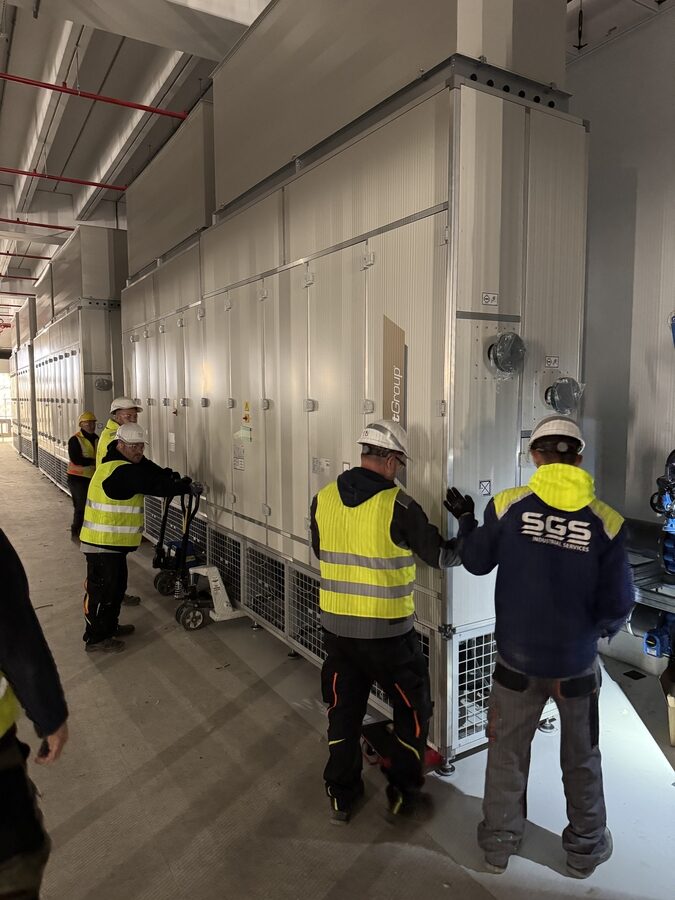Durchgehende Fanwall aus CRAH-Units im Datacenter Raunheim