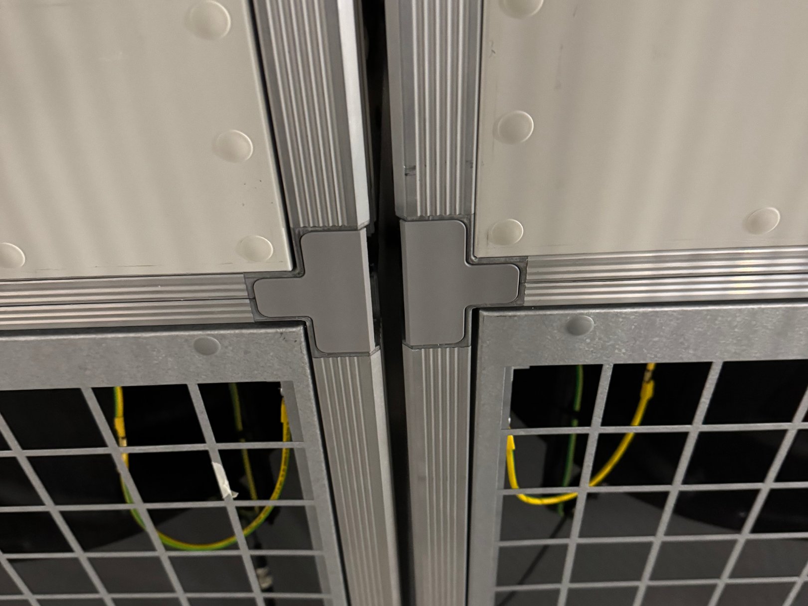 Detail: Verbindungselement zwischen Fanwall-Modulen