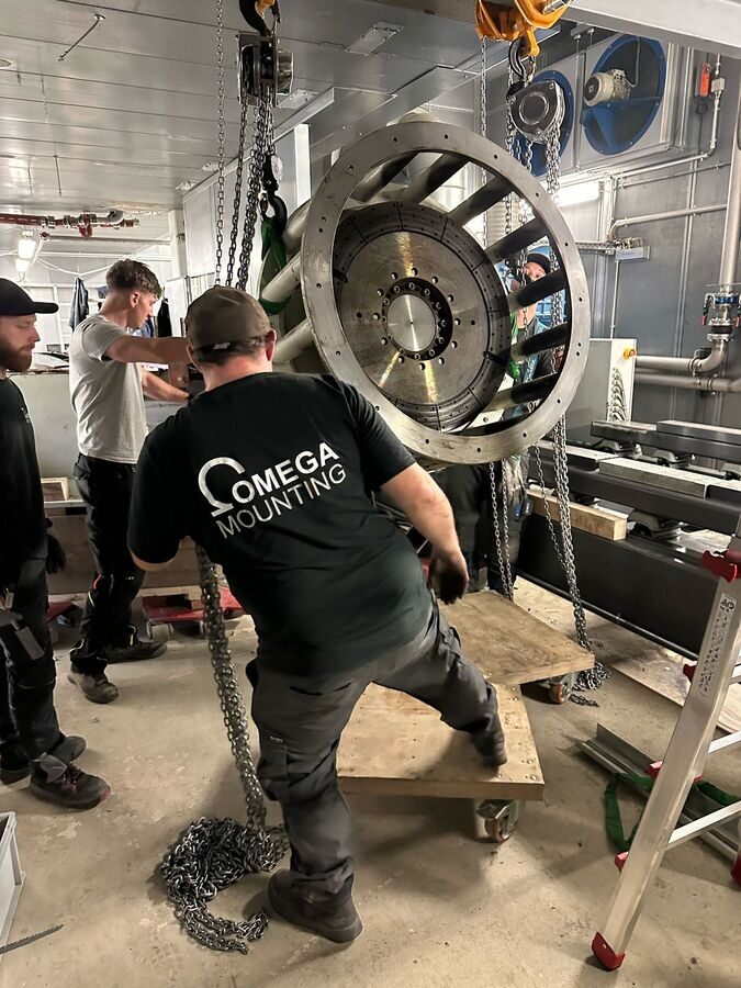 Millimeterarbeit im Team – trotz schwerer Bauteile geht es um Zentimeter