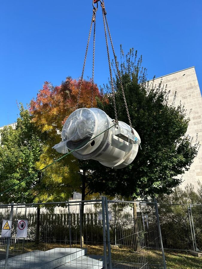 Der Generator schwebt am Autokran über den Bereitstellungsplatz
