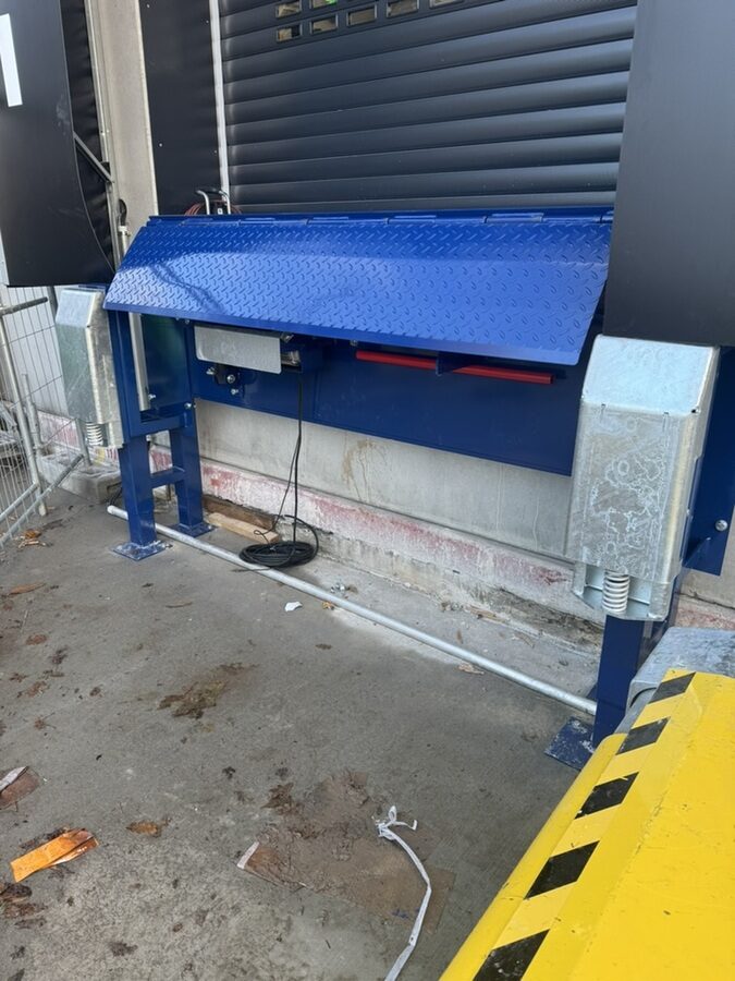 Die neue hydraulische Klapprampe fertig montiert an der Verladekante
