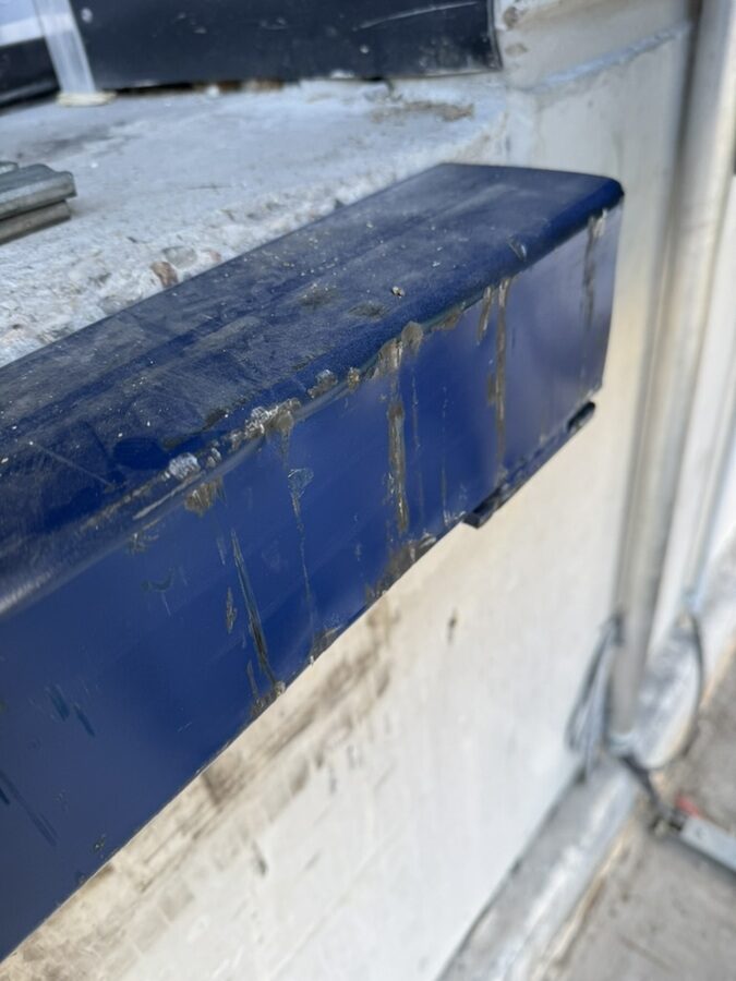 Verschlissene Anfahrpuffer der alten Verladestelle vor dem Umbau