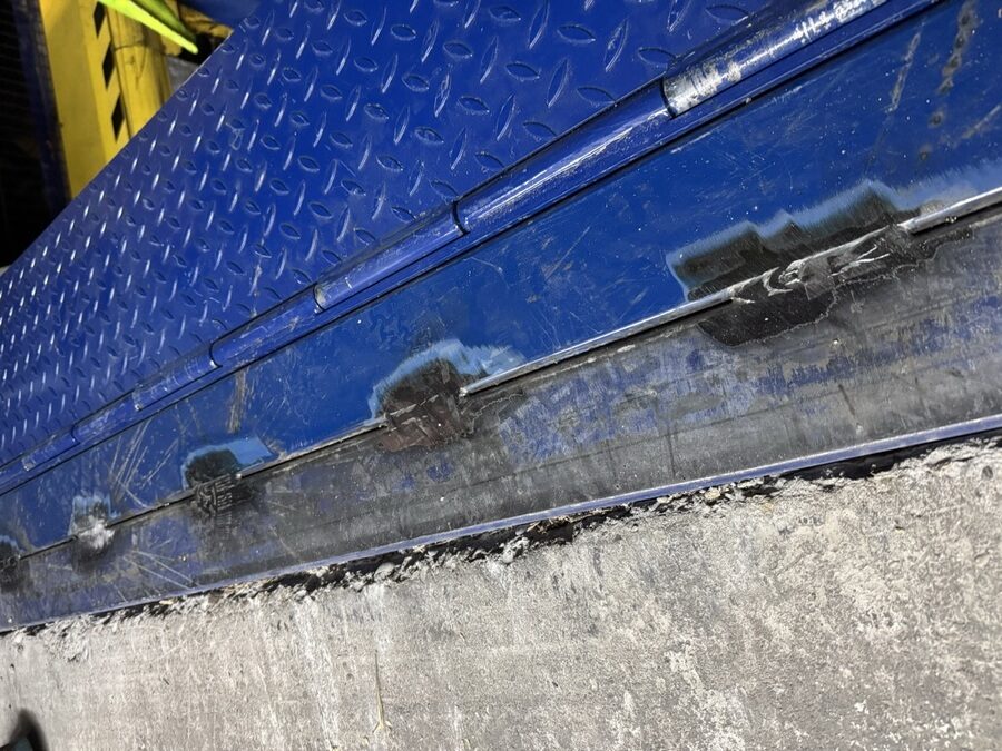Frisch verschweißte Scharnierleiste der Klapprampe an der Betonkante