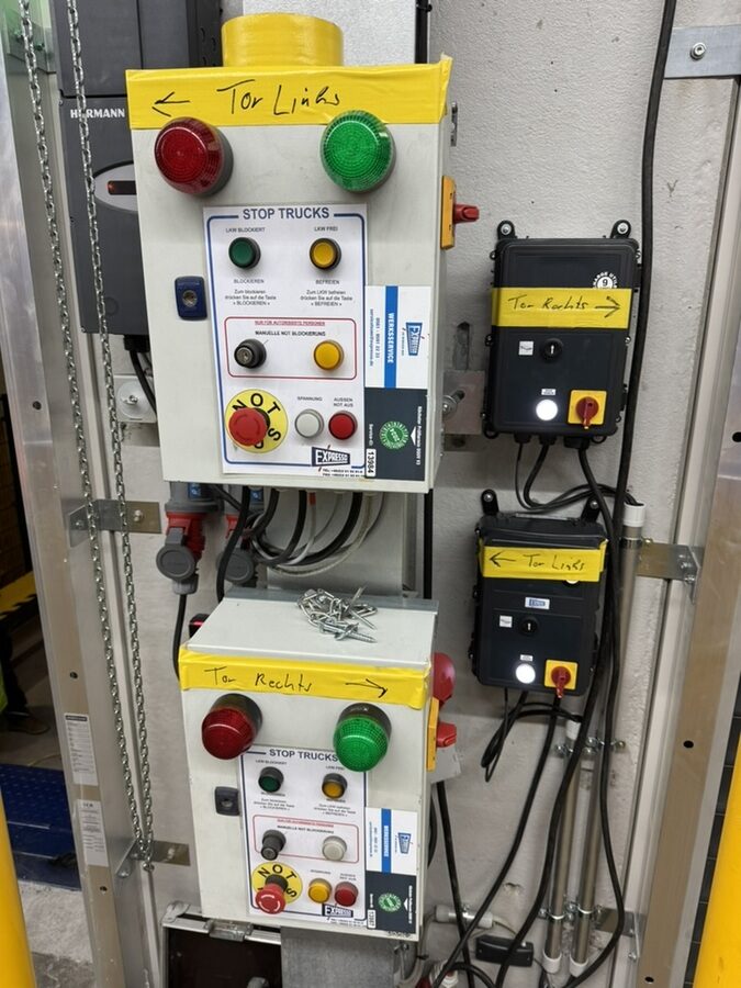 Bedienkästen „Tor Links/Tor Rechts" mit Ampelleuchten während der Elektromontage