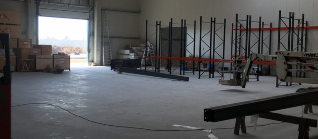 Hallenneubau während der Montage – Palettenregale und Kragarmregal-Bauteile