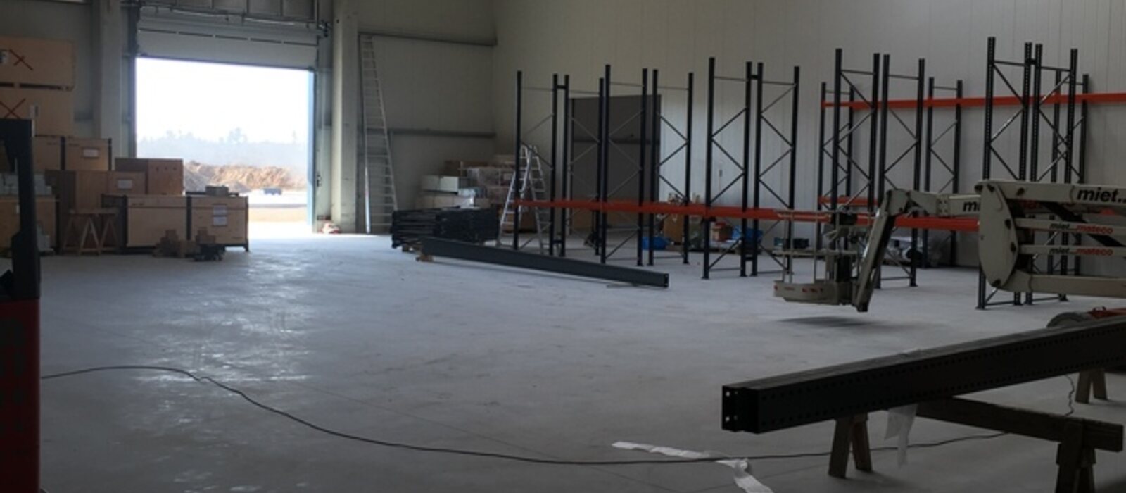 Hallenneubau während der Montage – Palettenregale und Kragarmregal-Bauteile