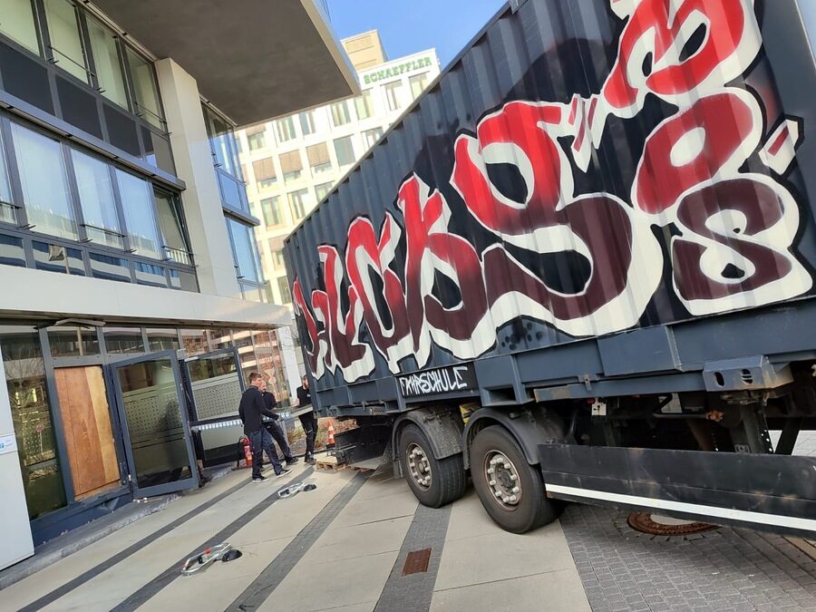 Container vor dem Bürogebäude – Abtransport der zerlegten Anlagen