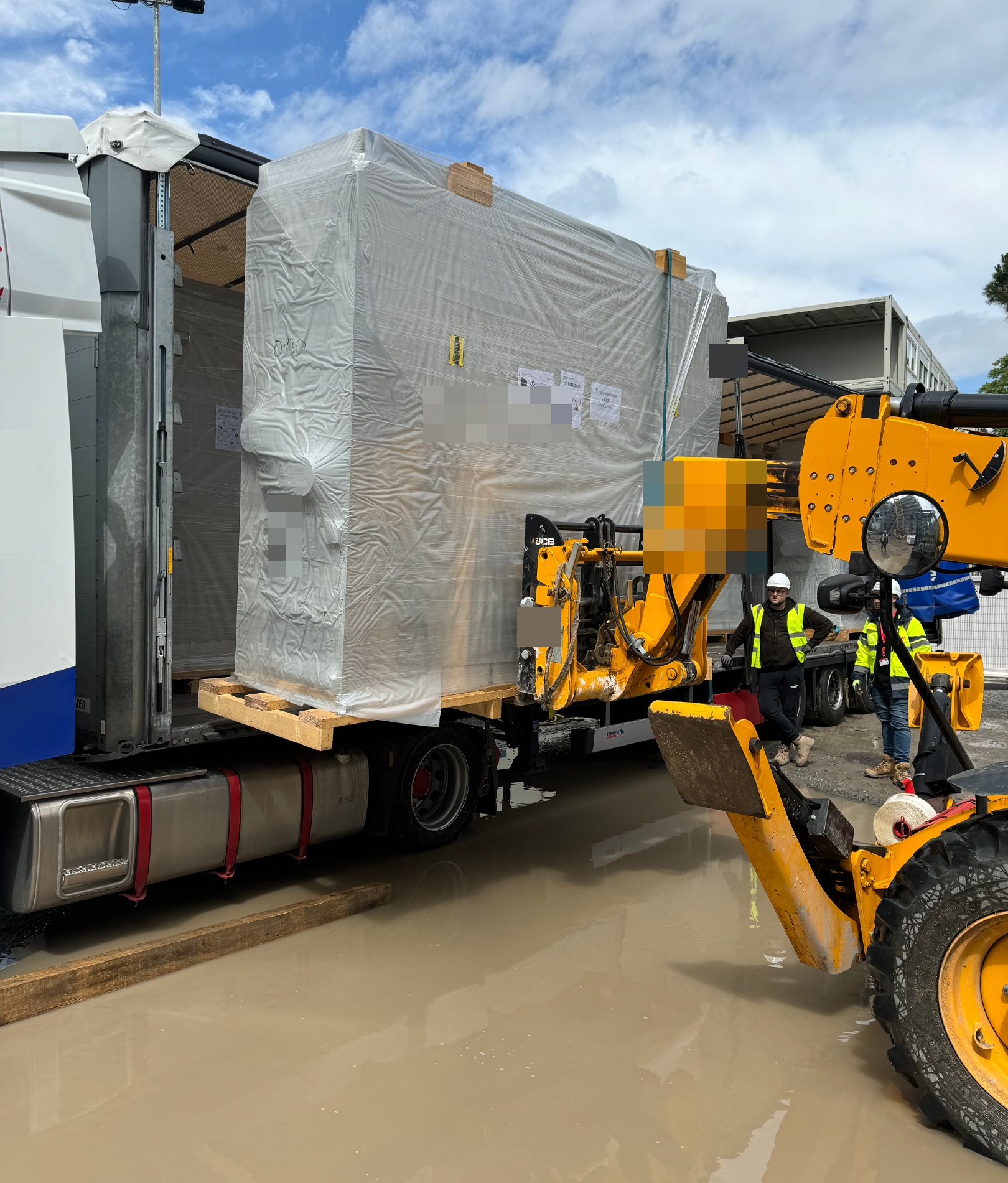 Mobilkran hebt Loadbanks und Generatoren am Rechenzentrum Frankfurt ein