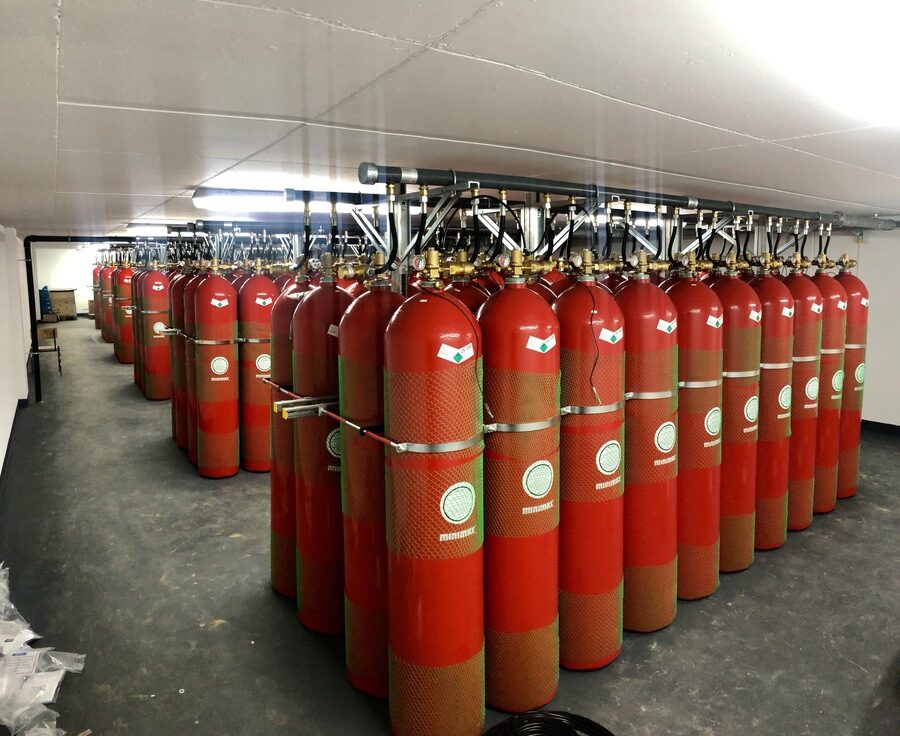 Löschzentrale im Rechenzentrum – Reihen von Stickstoffflaschen der Gaslöschanlage