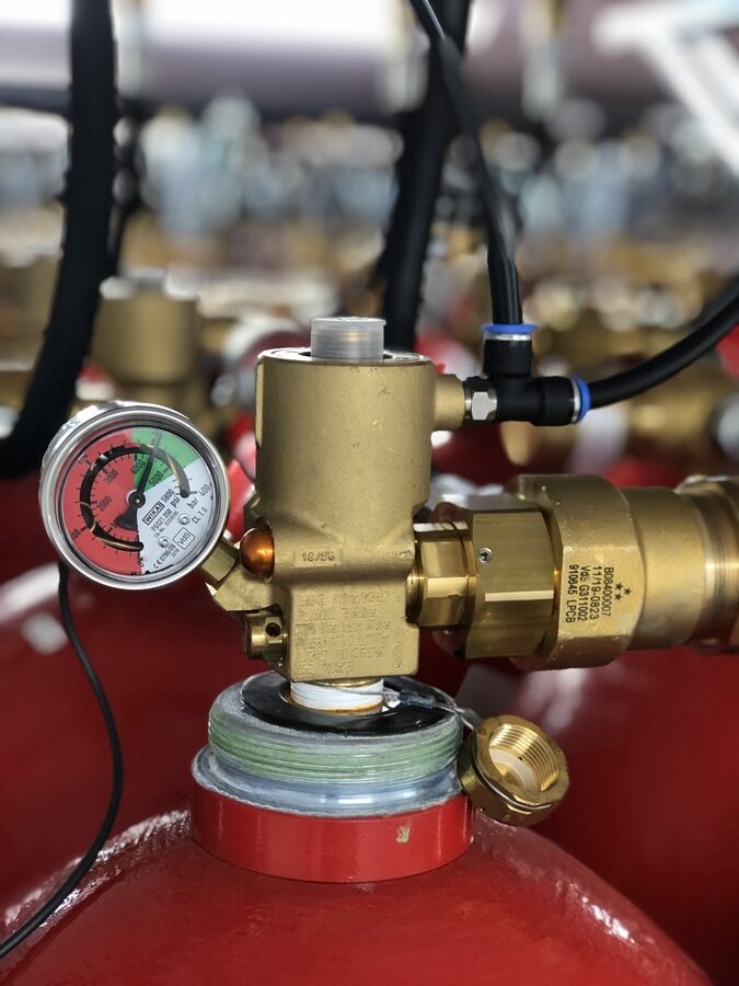 Flaschenventil mit Manometer – jede Verschraubung muss bei 300 bar dicht sein