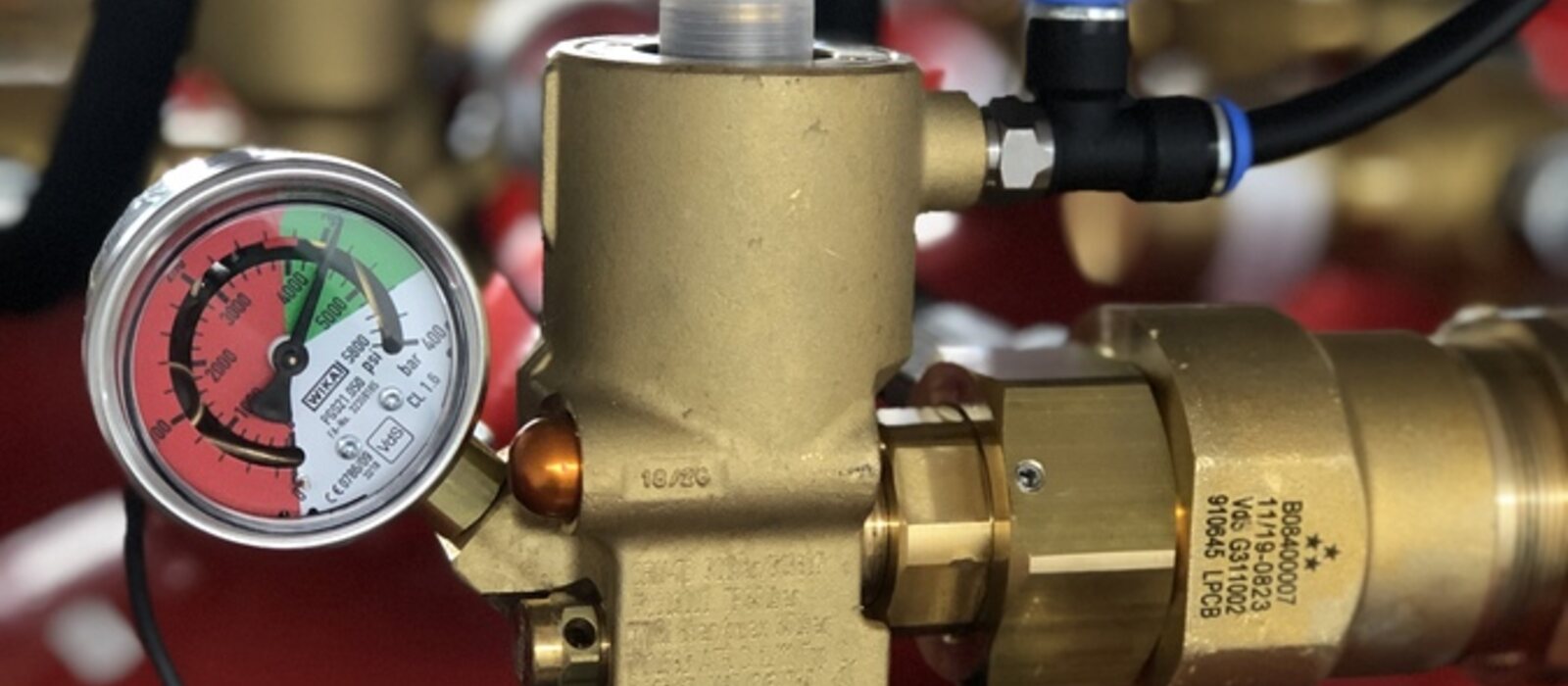 Flaschenventil mit Manometer – jede Verschraubung muss bei 300 bar dicht sein