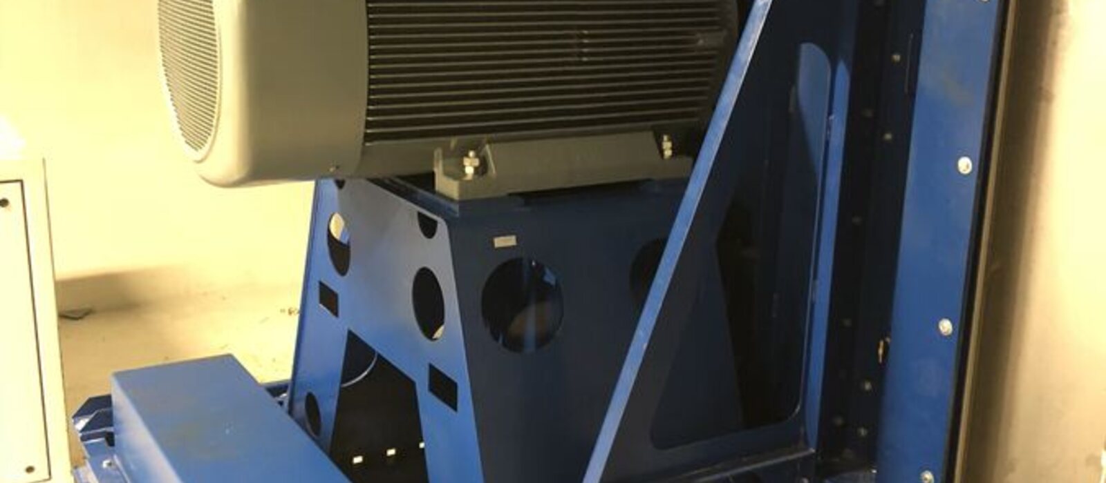 Motor des Prozessluft-Lüfters auf dem Montagebock nach der Revision