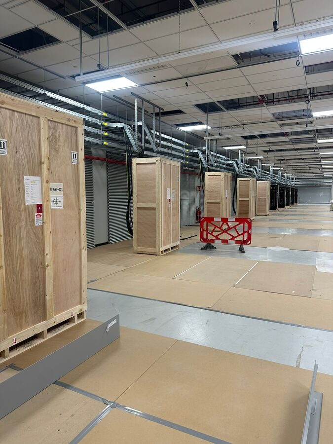 Die Holzkisten unter den vorbereiteten Kabeltrassen