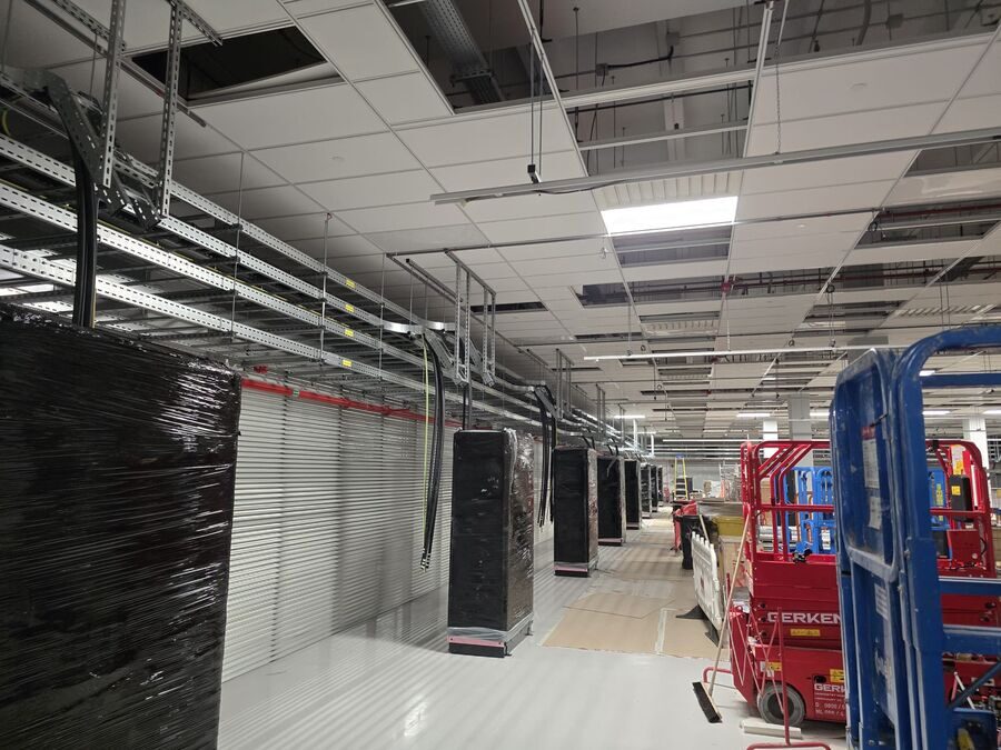 Verpackte PDCs an ihren Positionen auf dem geschützten Hallenboden