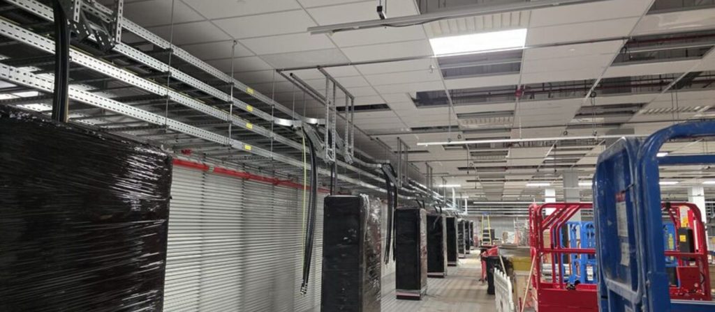 Verpackte PDCs an ihren Positionen auf dem geschützten Hallenboden