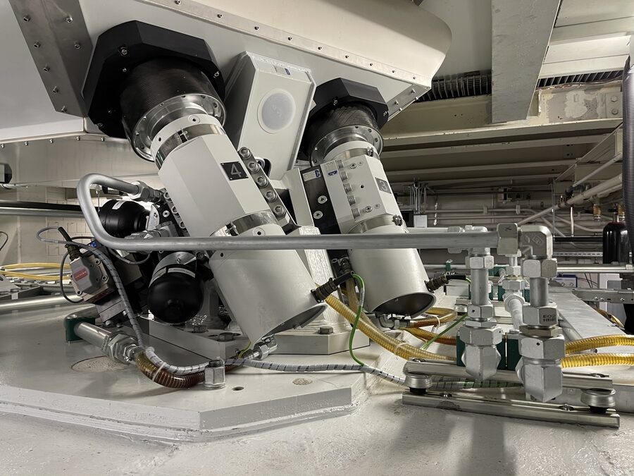 Hydraulikzylinder und Verrohrung an der Unterseite des Prüfstands
