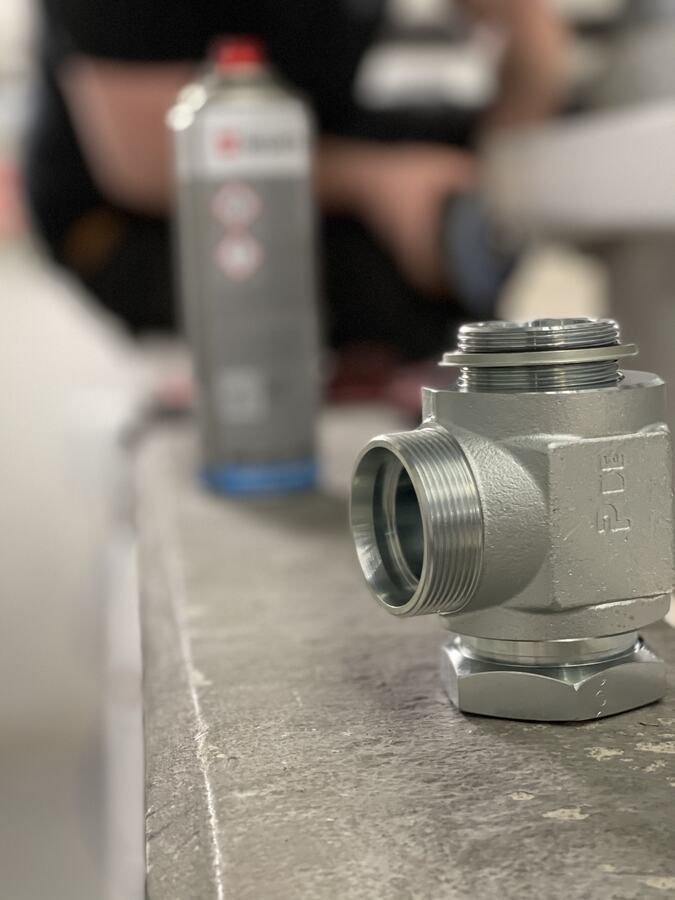 Hydraulikverschraubung mit Dichtkegel für den druckdichten Leitungsanschluss